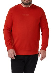 Punane spordipusa, millel on ümmargune kaelus, pika varrukad ja soonikkoes varrukaservad. Rindkeres on heledamas toonis brodeeritud "S. OLIVER" logo.