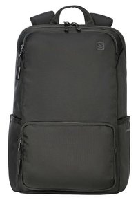 Zaino in nylon nero con due scomparti con zip, spallacci imbottiti e maniglia superiore per il trasporto. Texture liscia, design minimalista.