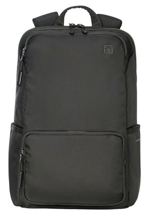 Zaino in nylon nero con due scomparti con zip, spallacci imbottiti e maniglia superiore per il trasporto. Texture liscia, design minimalista.