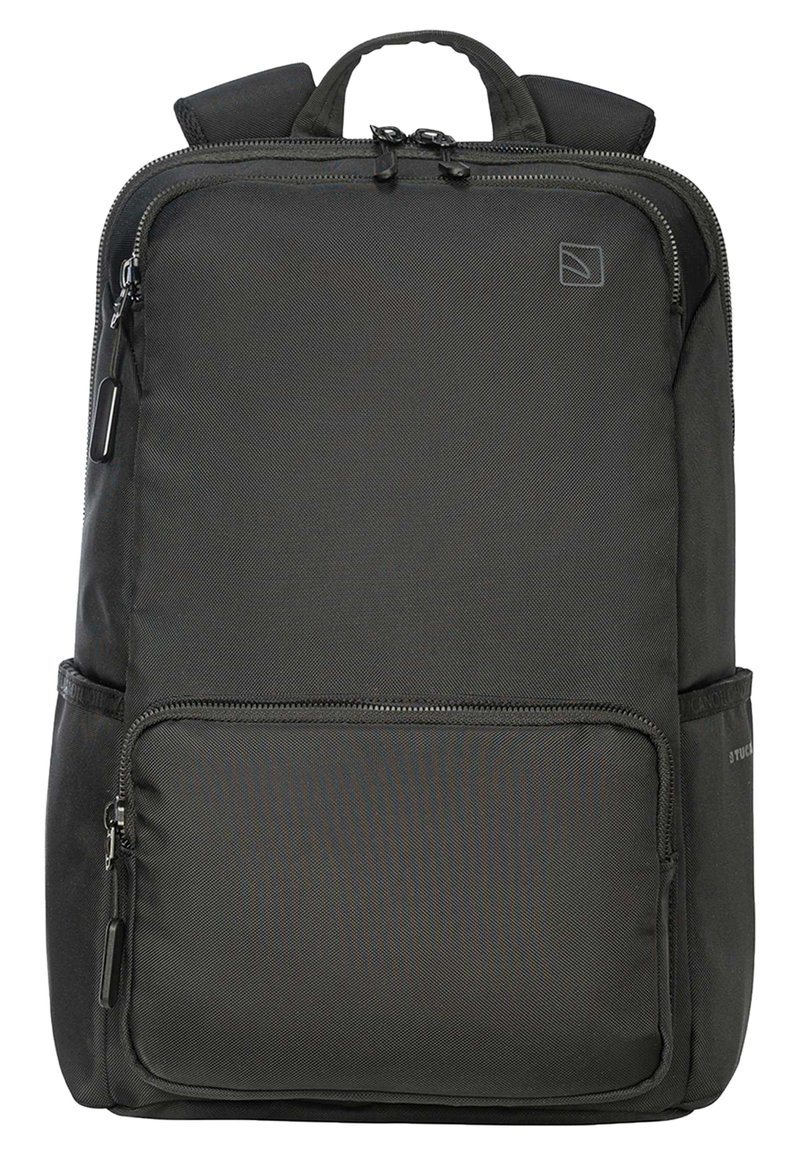 Zaino in nylon nero con due scomparti con zip, spallacci imbottiti e maniglia superiore per il trasporto. Texture liscia, design minimalista.