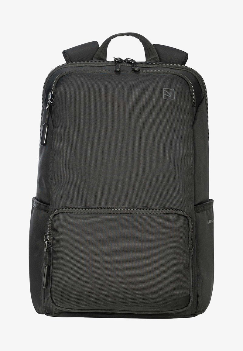 Zaino in nylon nero con due scomparti con zip, spallacci imbottiti e maniglia superiore per il trasporto. Texture liscia, design minimalista.