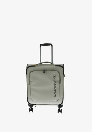 Maleta rígida con ruedas en color gris claro, con un bolsillo con cremallera en la parte frontal, acentos en negro, un mango retráctil y cuatro ruedas para una fácil movilidad.