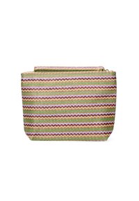 Gewebte Stofftasche mit Zickzack-Mustern in Grün, Pink und Braun. Rechteckige Form, Reißverschlussverschluss, natürliche Textur und weiche Oberfläche.