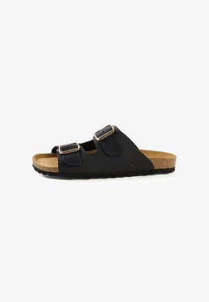 Schwarze Slip-On-Sandale mit zwei verstellbaren Schnallen, Korkfußbett und schwarzer Sohle, von der linken Seite auf weißem Hintergrund gezeigt.