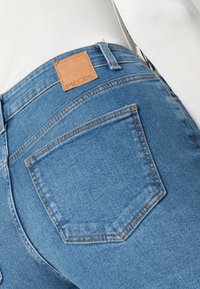 Pieces Calças de ganga de perna direita - medium blue denim