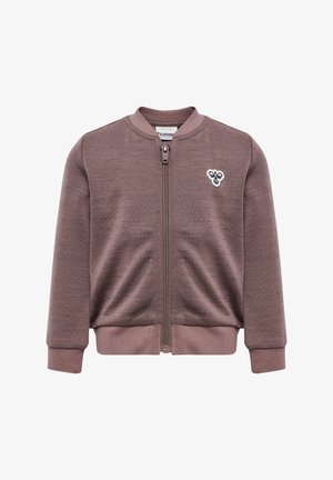 Bruine bomberjack met rits, ribgebreide boorden en zoom, voorzien van een klein geborduurd logo op de linkerkant van de borst en een gladde textuur.