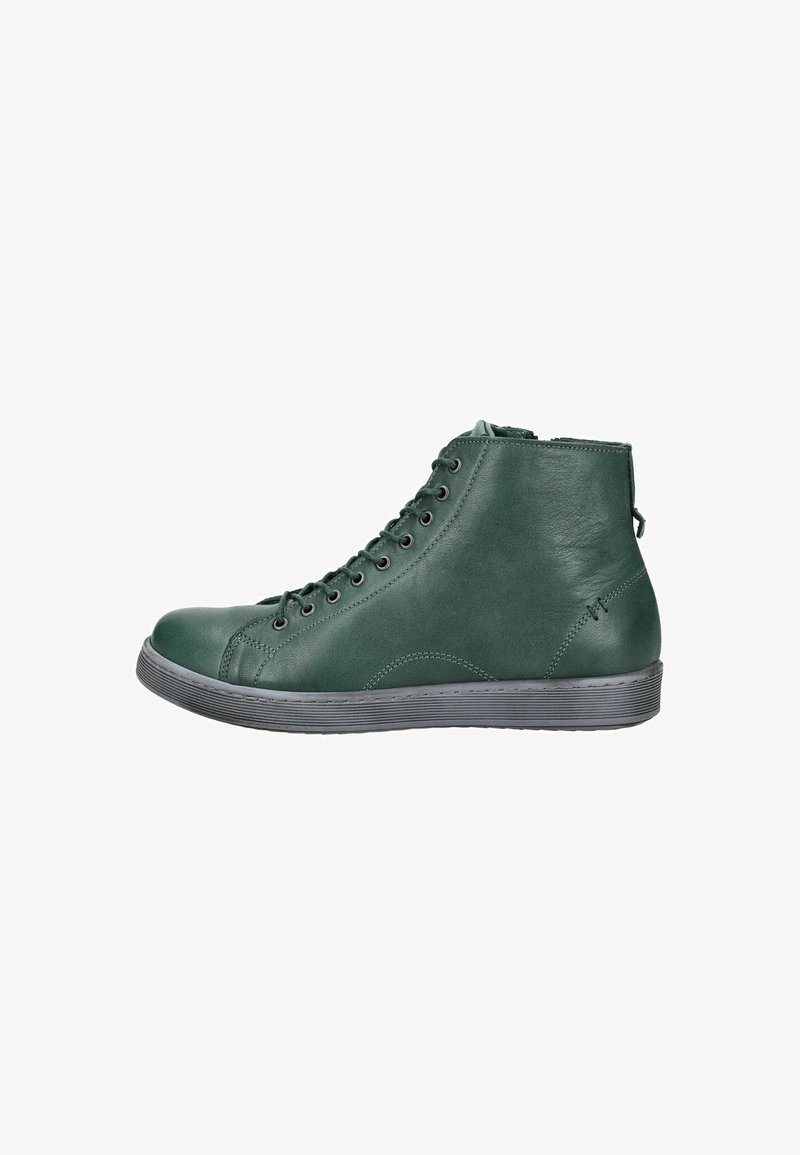 Baskette en cuir vert foncé avec des lacets noirs et une semelle en caoutchouc grise, vue de l'extérieur sur un fond blanc.