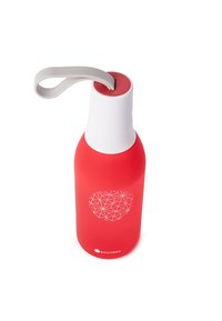 Rote Silikon-Wasserflasche mit weißem Deckel, Herzgrafik und grauem Griff. Glatte Textur, konische Form und Logo an der Basis.