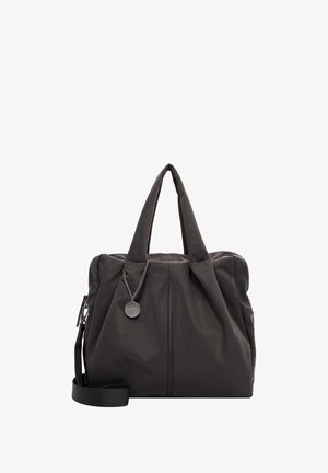 Sac en tissu noir avec deux anses supérieures, bandoulière amovible, fermeture éclair et une chaîne décorative avec une étiquette ronde. Surface texturée.