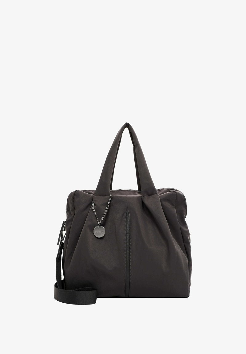 Schwarze Stofftasche mit doppelten Obergriffen, abnehmbarem Schultergurt, Reißverschluss und einer dekorativen Kette mit einem runden Anhänger. Texturierte Oberfläche.