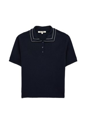 Marineblauw gebreid polohemd met korte mouwen, gekartelde randen en een kraag met witte gekartelde bies en drie knopen aan de voorkant.