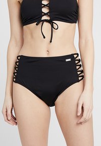 Czarne bikini z wysokim stanem, z krzyżującymi się wycięciami po bokach, gładką teksturą i małym metalowym logiem z przodu.