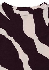 Camicia a maniche corte in morbido tessuto leggero con un motivo geometrico viola e crema. Collo a giro classico con dettagli cuciti.