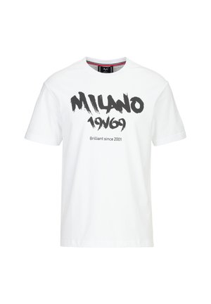 Witte katoenen t-shirt met gedurfde zwarte tekst: "MILANO 1969" en "Brilliant since 2001" in een moderne lettertype. Klassiek rond decolleté ontwerp.