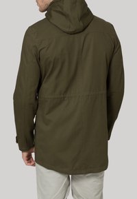 Veste à capuche vert olive, coupe droite, coutures d'épaule et empiècement arrière. Caractérisée par une texture simple et lisse et des poches latérales.