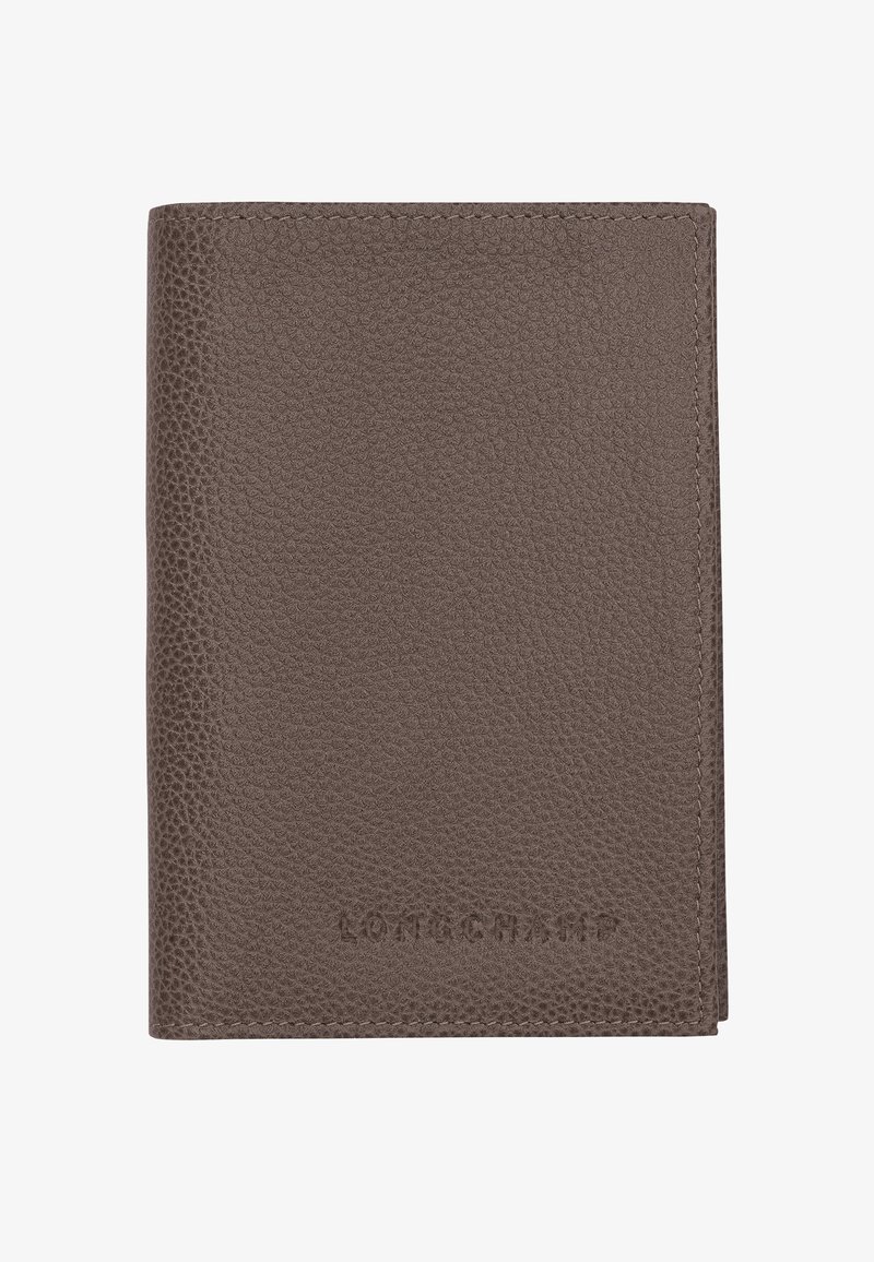Braun strukturiertes Lederportemonnaie mit "LONGCHAMP" Prägung auf der unteren Vorderseite, geschlossen vor einem weißen Hintergrund präsentiert.