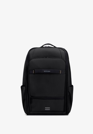 Zwarte rechthoekige rugzak met meerdere met rits afsluitbare vakken, zijvakken, gevoerd handvat bovenop en "WITTCHEN"-logo op de voorste riem.