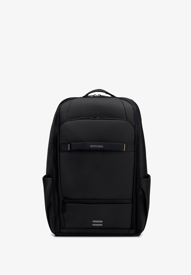 Czarny prostokątny plecak z wieloma kieszeniami na suwak, bocznymi kieszeniami, wyściełanym uchwytem na górze oraz logo "WITTCHEN" na przednim pasku.
