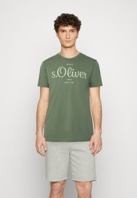 s.Oliver LOGO - T-shirt print - tannengrün
