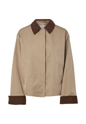 Veste beige avec col et poignets en velours côtelé brun foncé, manches longues, poches frontales et fermeture avant cachée.