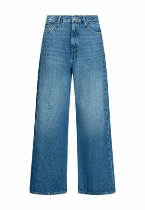 Jean bleu à jambe large en denim, avec taille haute, cinq poches et couture visible, finition délavée légère à moyenne.