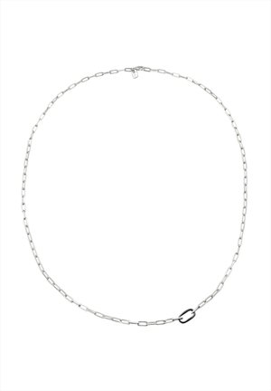 Sølv kæde halskæde med rektangulære led og et enkelt større sort ovalt led, vist mod en hvid baggrund.