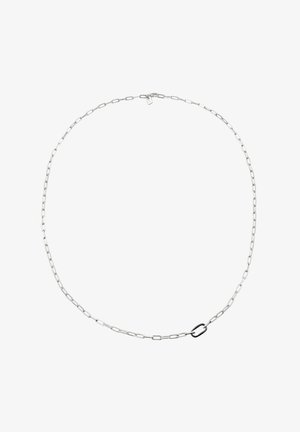 Sølv kæde halskæde med rektangulære led og et enkelt større sort ovalt led, vist mod en hvid baggrund.