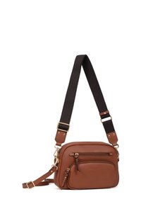 Borsa a tracolla in pelle marrone con tracolla regolabile in tessuto, hardware dorato, due tasche frontali con zip e texture liscia. Forma rettangolare compatta.