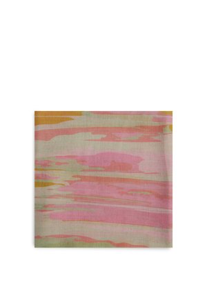 Tessuto dai colori pastello con pennellate astratte e ondulate in tonalità di rosa, pesca, verde chiaro e beige.