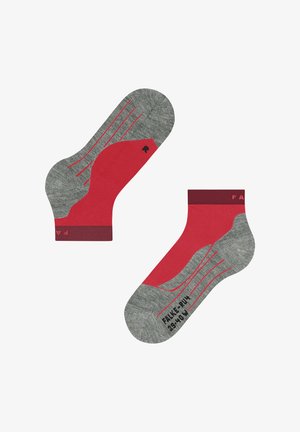 Szare i czerwone skarpetki z mieszanką materiałów. Charakteryzują się ściągaczem z prążkami, wzmocnionym piętą oraz ozdobnymi czerwonymi liniami na szarym materiale.