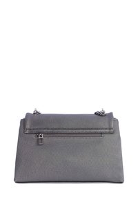 Bolso de mano texturizado gris con cierre de solapa, asa de cadena y un bolsillo trasero con cremallera. Presenta una forma rectangular elegante.