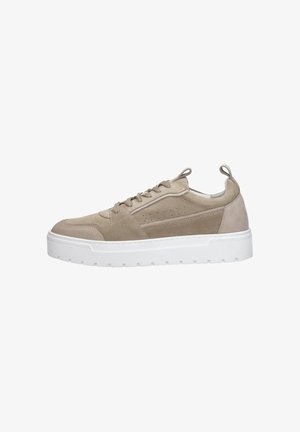 Beige Wildleder Sneaker mit weißer Gummi-Sohle, strukturierten Akzenten, durchbrochenem Seiten Detail und Schnürverschluss. Minimalistisches Design.