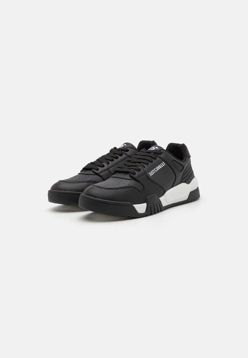 Czarne sneakersy wykonane z teksturowanego materiału, z perforowanym wzorem, białymi akcentami, płaskimi sznurowadłami i grubą gumową podeszwą.