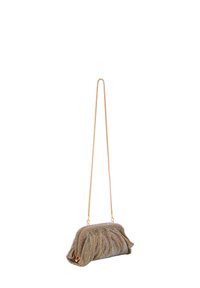 Kabelka typu clutch s texturovaným metalickým povrchem, zlatým řetízkovým popruhem a nařaseným designem. Má skládací tvar a zapínání na zacvaknutí.