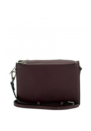 Sac bandoulière en cuir marron foncé avec poche zippée à l'avant, sangle réglable et ferrures argentées sur fond blanc.