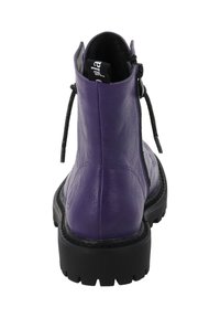 Paarse leren enkellaars met een gestructureerde afwerking, trekband en zwarte rubberen zool. Voorzien van een ritssluiting aan de zijkant en ronde accenten bij de hiel.