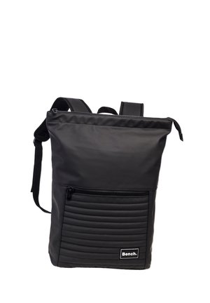 Schwarzer Nylon-Rucksack mit glatter Oberfläche, ausgestattet mit einer Reißverschluss-Fronttasche mit horizontaler Rippstruktur und verstellbaren Schultergurten.