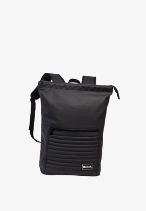 Schwarzer Nylon-Rucksack mit glatter Oberfläche, ausgestattet mit einer Reißverschluss-Fronttasche mit horizontaler Rippstruktur und verstellbaren Schultergurten.