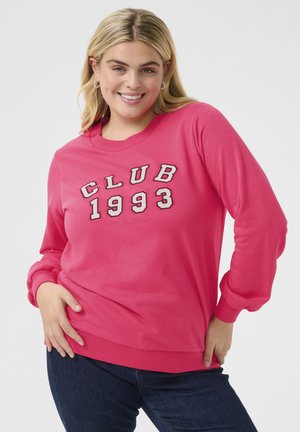 Ružová mikina s výšivkou "CLUB 1993" v bielej a šedej farbe, s klasickým okrúhlym výstrihom a rebrovanými manžetami a lemom.