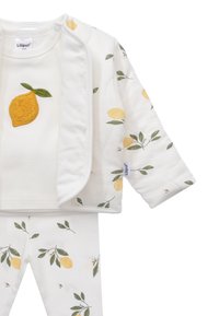 Baumwollbabyoutfit mit Zitronenmuster in Weiß, bestehend aus einer gesteppte Jacke mit bestickter Zitrone und passenden Hosen mit Blattmotiven. Weiches Baumwollmaterial.