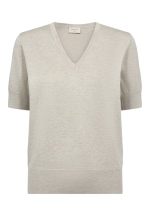 Beige kortärmige gebreide trui met V-hals en geribde boorden en zoom, weergegeven tegen een witte achtergrond.