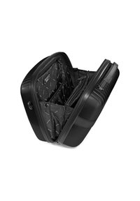 Zwarte hard-shell koffer geopend om verschillende binnencompartimenten en ritszakken met merkvoering te onthullen.