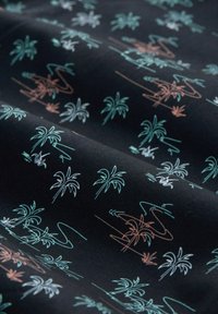Fekete textil, amelyen pálmafák és absztrakt vonalak mintázata látható mentazöld és korallrózsaszín színben, sima felülettel.