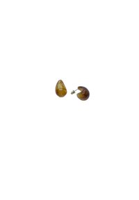 Pendientes en tono dorado con forma de lágrima y concha redondeada, cada uno con un acabado suave y brillante y un ligero veteado.