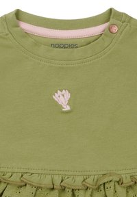 T-shirt en coton vert avec un col rose. Il présente un petit design rose brodé et un ourlet volanté. Fermeture à boutons sur l'épaule.