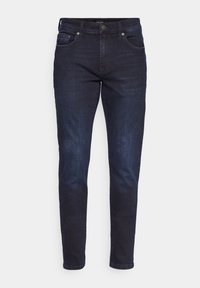 Jeans de mezclilla azul oscuro con corte ajustado, que cuentan con cinco bolsillos, cierre de botón y cremallera, y un suave desgastado en los muslos.