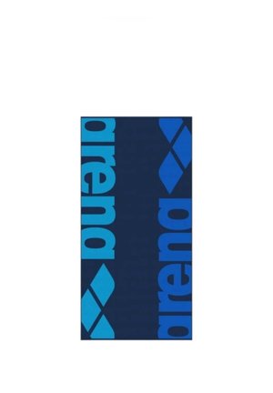 Asciugamano blu scuro con grande testo verticale azzurro chiaro "arena" e motivi del logo blu a forma di diamante su entrambi i lati.