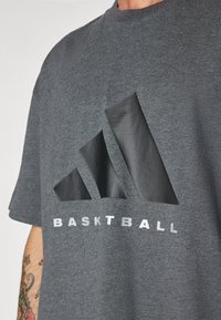 adidas Performance TEE - Camiseta estampada - dark grey heather