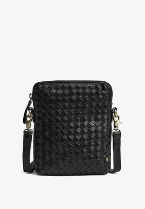 Geantă crossbody din piele neagră cu textură țesută, închidere cu fermoar, curea detașabilă și detalii din metal.