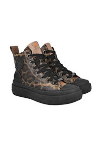 Zapatillas altas de leopardo en tonos marrón y negro, con cordones negros, suelas de goma y acentos marrones; presentan un logo en el lateral y detalles de cuero.
